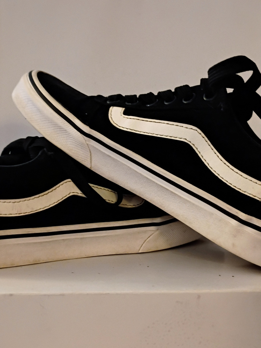 Classic Black Low-Top Skate Sneakers with White Stripe